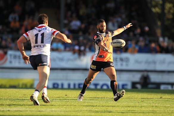 Benji Marshall kicks.