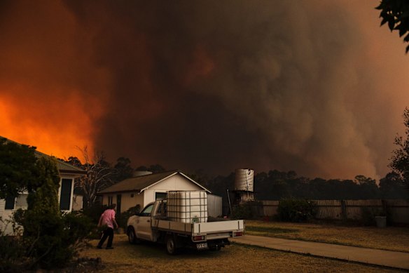 The Green Wattle fire as it bore down on Orangeville in Sydney's far south west.