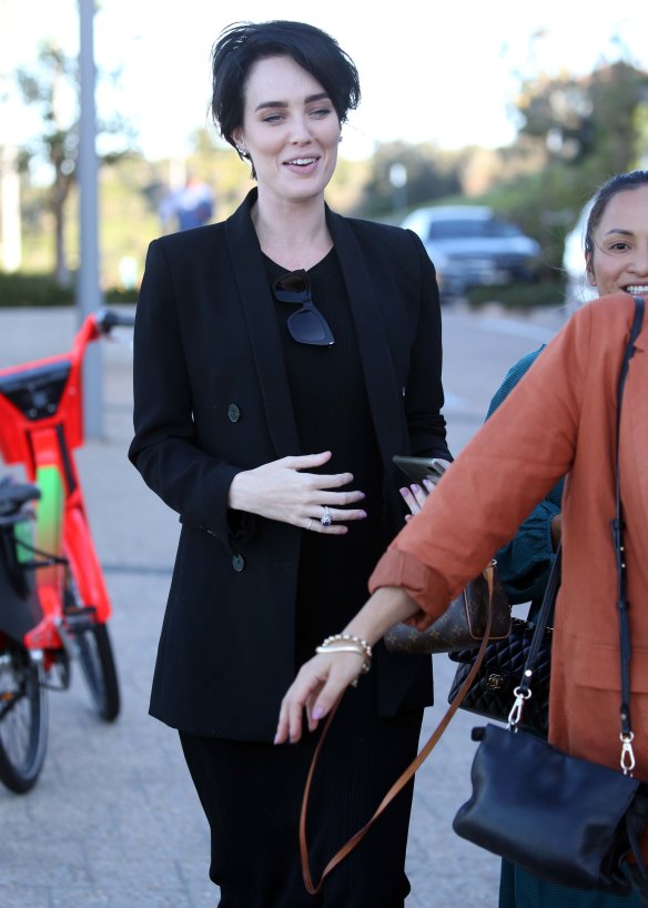 Sarah Budge seen craddling her baby-bump after a low-key babyshower with girlfriends at Icebergs.