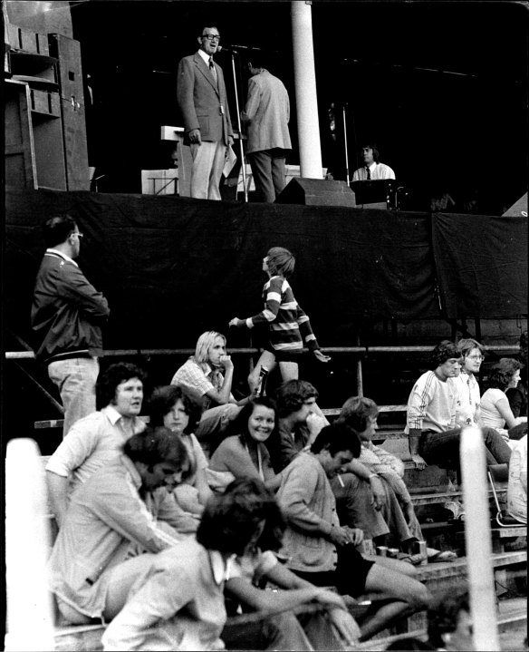 Frank Hyde hits the high notes with some songs for the SCG crowd before the inaugural Leagueathon in 1977.