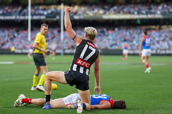 Frampton calls to the bench for help for his 2023 premiership teammate Brody Mihocek.