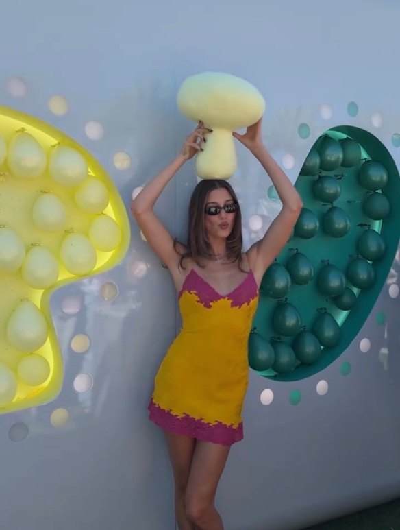 Hailey Bieber con un vestido lencero de Christian Dior de los años 90 en Rhode Pickle Patch Activation en Coachella. 