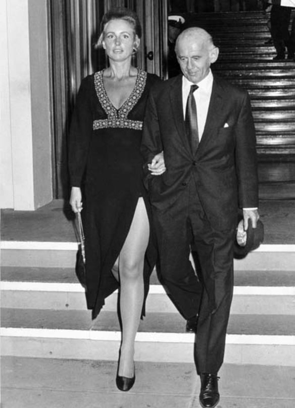 William McMahon walks with his wife Sonia McMahon in 1971.