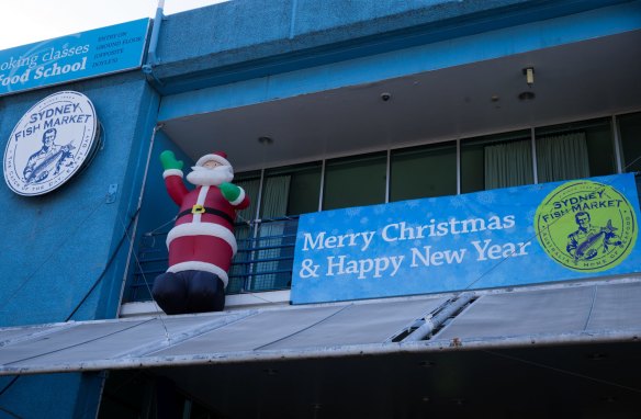 Early morning activity at the Sydney Fish Market in the busy week before Christmas. 20th December 2016 Photo: Janie Barrett