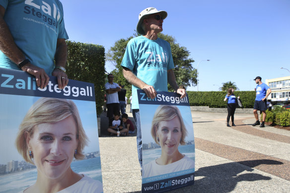 Zali Steggall supporters at Brookvale Oval.