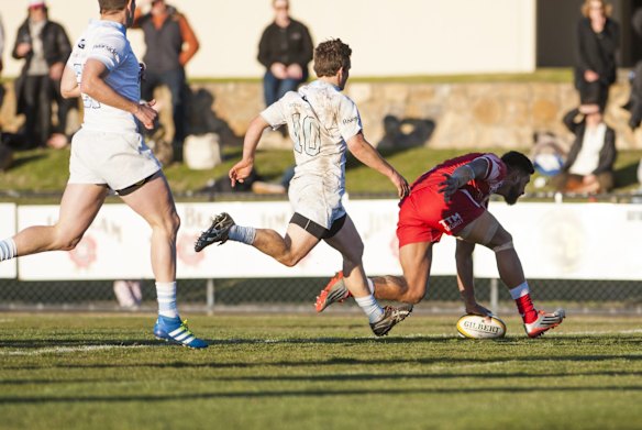 Vikings' Ernest Suavai scores a try.