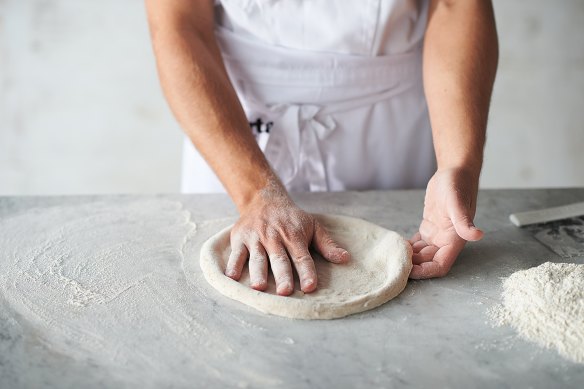 Shaping the base step 6: Once it has doubled in circumference, remove from the flour and place on the work surface.