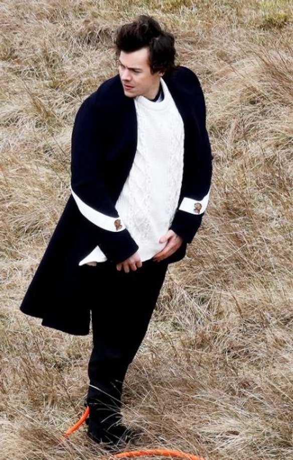 Harry wore a $3280 (A$4356) Gucci 'Wool Cashmere Jacket' while filming a music video for his debut single Sign of the Times.
Style note: A really special piece deserves to be worn (and worn and worn, think about that cost per wear).