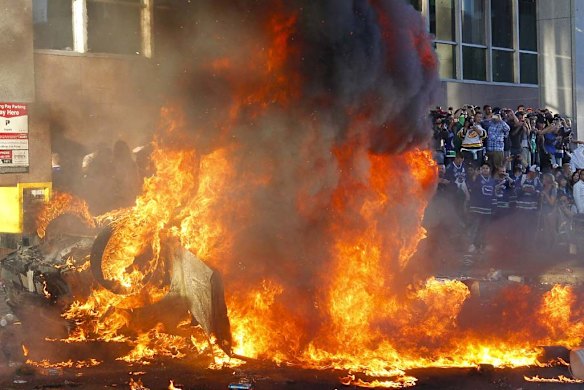 Ice hockey defeat sparks Vancouver riots