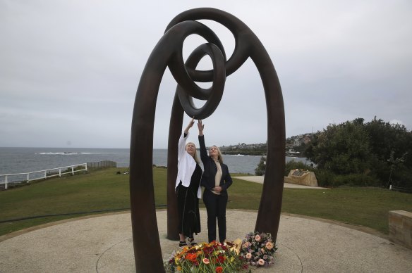 悲伤顾问朱莉·邓斯莫尔和法新社的卡特里娜·波沃尔尼在悉尼库吉海滩巴厘岛爆炸案 20 周年纪念馆。 