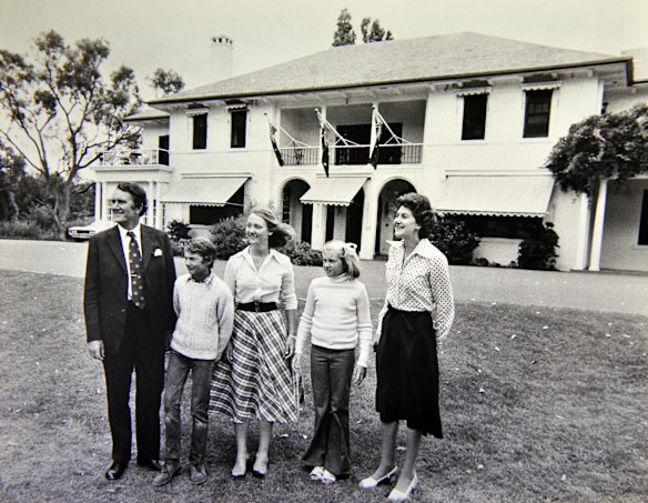 Former Prime Minister Malcolm Fraser and his family move into the Lodge in canberra. Pictured with 12 year old Hugh, 16 year old Angela. 8 year old Phoebe and wife Tamie. (12/1/76)