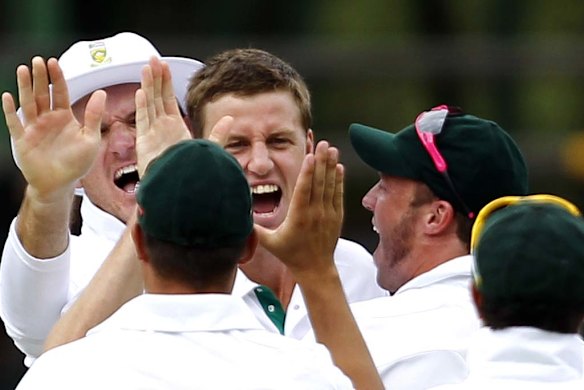 Morne Morkel celebrates with captain Graeme Smith and other teammates after dismissing Ricky Ponting for 62.