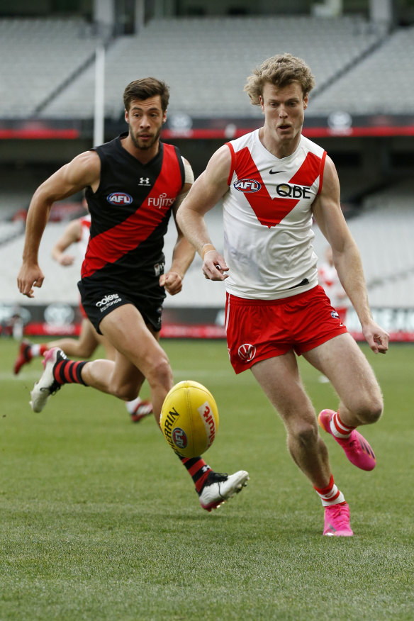 Bick Blakey chases the ball.