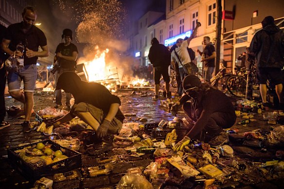 Protesters against the G20 Summit plunder a supermarket and throw the goods into fires in the Schanzenviertel district.