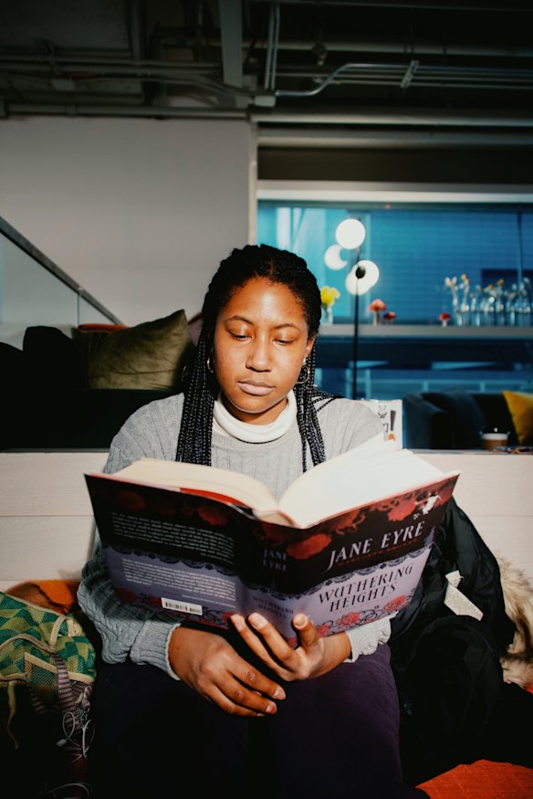 Katie Alerte는 P&T Knitwear 서점에서 Wuthering Heights를 읽고 있습니다. 