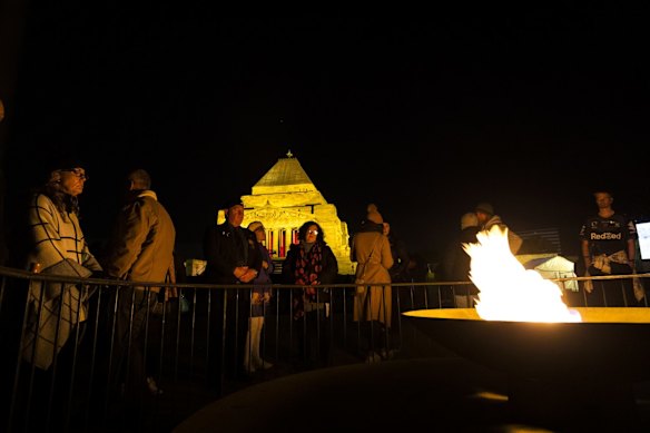 1400 people pre-registered for the ANZAC Day dawn service at the Shrine of Remembrance.