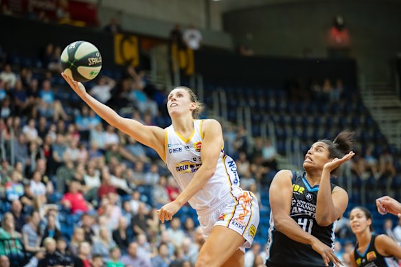 Boomers' Steph Talbot and Capitals' Kaili Mclaren.