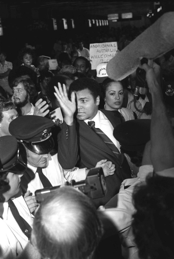 Muhammad Ali mobbed at Sydney Airport.