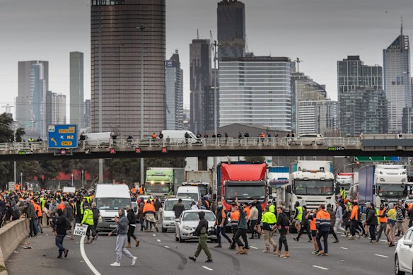 Thousands of CFMEU members and other people angry about vaccinations and Lockdowns shut down parts of the city including the Westgate Bridge today.