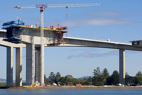 The building of the second Gateway Bridge.