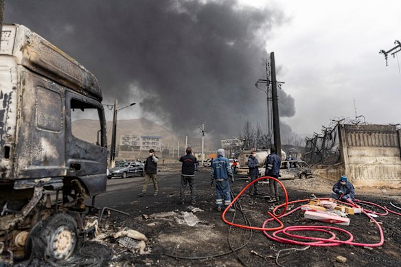 منقذون بالقرب من موقع ضربة ليلية.