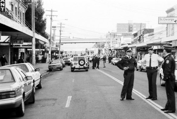 Police close the street outside Strathfield Plaza, Sydney, after a gunman killed eight people and wounded six more before shooting himself, 17 August 1991. 