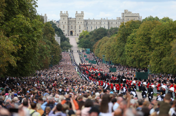 Tens of thousands of mourners gather at Windsor.