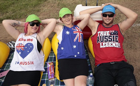  Amy Mallison, Louisa Mallison and Brett Goodwin of Dubbo relaxing. 