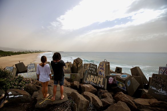 Dust storm cloud that's moved across western NSW blanketing Wollongong this morning. 