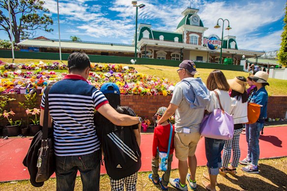 A family from Singapore on holiday on the Gold Coast arrive to closed doors at Dreamworld where four people died after a malfunction with the 'Thunder River Rapids' at the theme park.