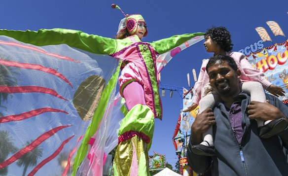 Hannah 3 years old from Balwyn was visiting Moomba for the first time and was mesmerised by performer Meiwah. Hannah has recently moved to Melbourne with family from Brisbane. 