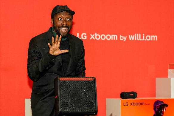 Na CES, o artista e empresário will.i.am revelou um novo conjunto de alto-falantes e fones de ouvido Bluetooth em parceria com a LG.