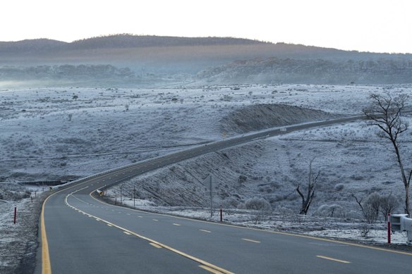 Snowy Mountains Highway looking off to Long Plain on the left.
