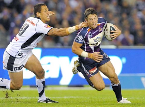  Bill Slater attempts to elude a tackle.