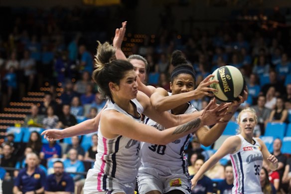 Adelaide Lightning scramble for possession. 