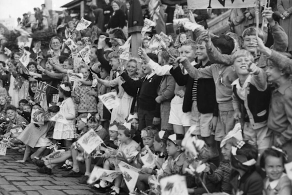 Children line the streets for Queen Elizabeth's visit to Hamilton, Victoria.