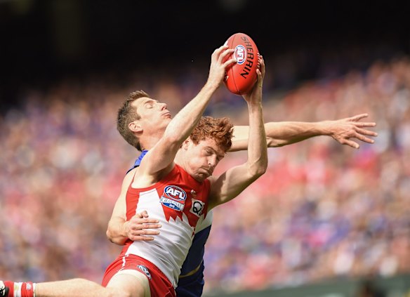  Gary Rohan (Swans) marks in front of Dale Morris (Dogs)
