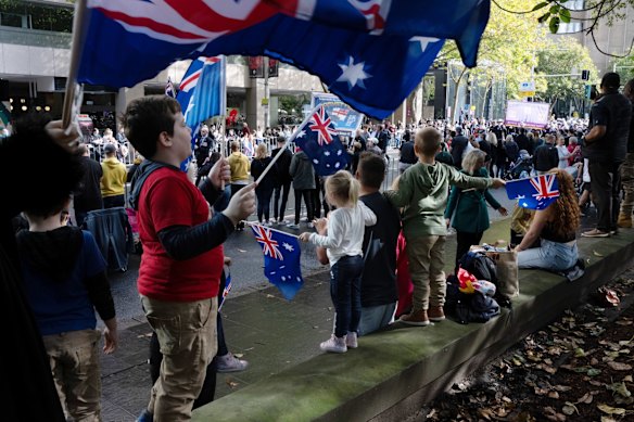 A return to large crowds along the Sydney ANZAC Day March route after 2 years of Covid.