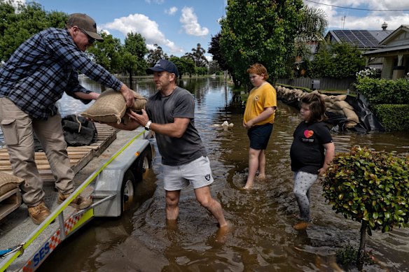 Justin Walker of Renfree Street grabs extra sandbags as flooding enters Forbes centre, Friday November 4, 2022.