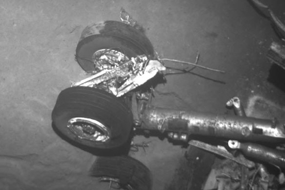 The plane's landing gear can be seen clearly on the ocean floor.