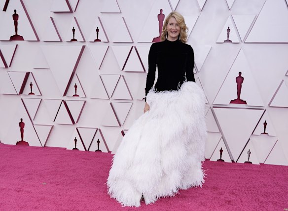 Laura Dern arrives at the Oscars in Oscar de la Renta FW20 RTW.