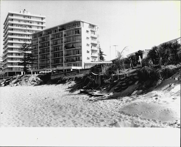 Beach errosion affected houses at Collaroy Beach, between Ramsay and Stuart Streets. October 10, 1978.