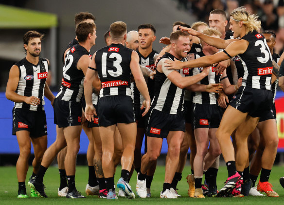 Collingwood celebrates Tom Mitchell’s goal.