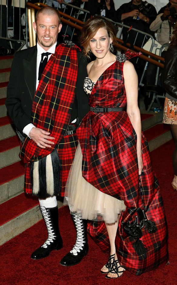 2006: 'Tartan is going to be back in 2018 and we wore it to the Met Gala TWELVE years ago, suckers.' Alexander McQueen and Sarah Jessica Parker didn't actually say this but they could have with those grins.