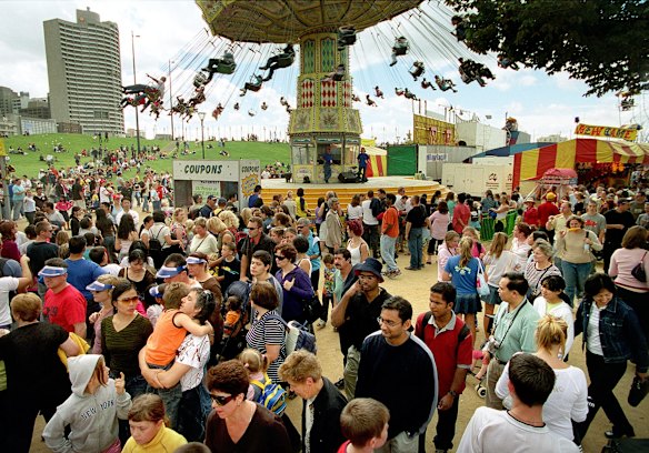 Crowds at the Moomba Carnival, 2003.