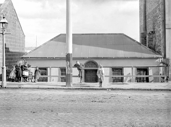 279 Kent Street, c1901. In March 1900, a suspicious case of bubonic plague at 279 Kent Street was reported to the Board of Health. The patient, Emma Moore, lived there with her husband and two teenage sons, and a lodger named Frank Scaldon. All five occupants were immediately isolated, and removed to the Quarantine Station at Manly. 