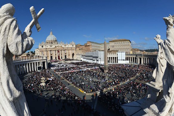 Faithful stand on St Peter's square prior Pope Francis' inauguration mass.
