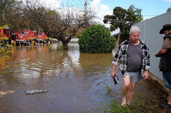 Residents on Campaspe Way work with the CFA, army and airforce to sandbag along Campaspe Esplanade in Echuca West.