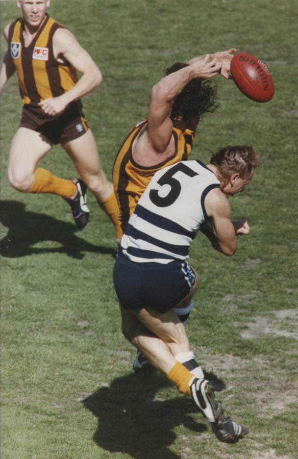 Gary Ablett collides with Robert DiPierdomenico in the 1989 Grand Final.