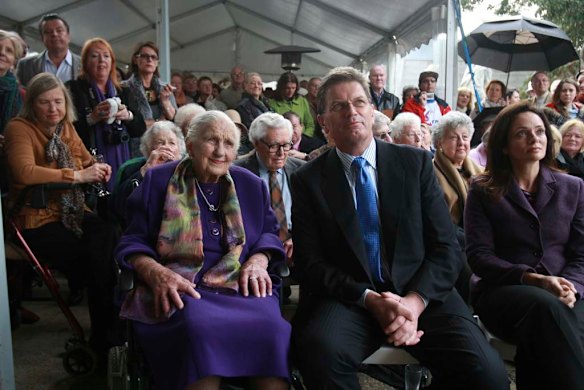 Dame Elisabeth and Premier Ted Baillieu openning the Elisabeth Murdoch walk in June 2011.